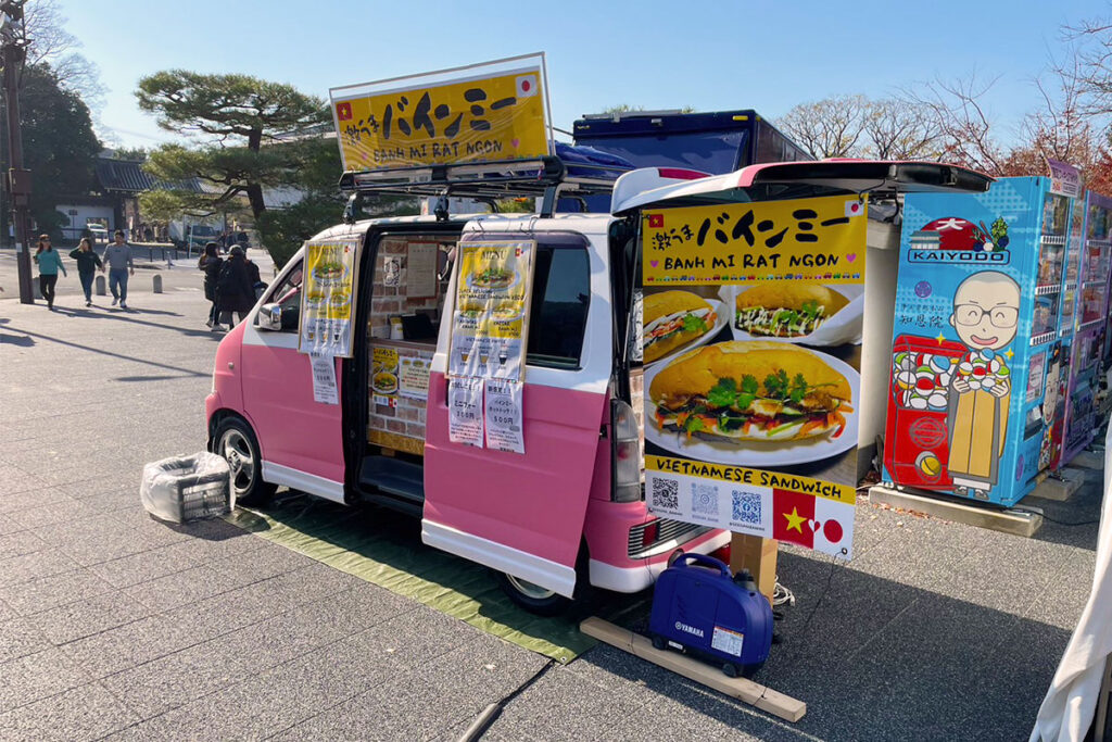 キッチンカーでの移動販売の画像